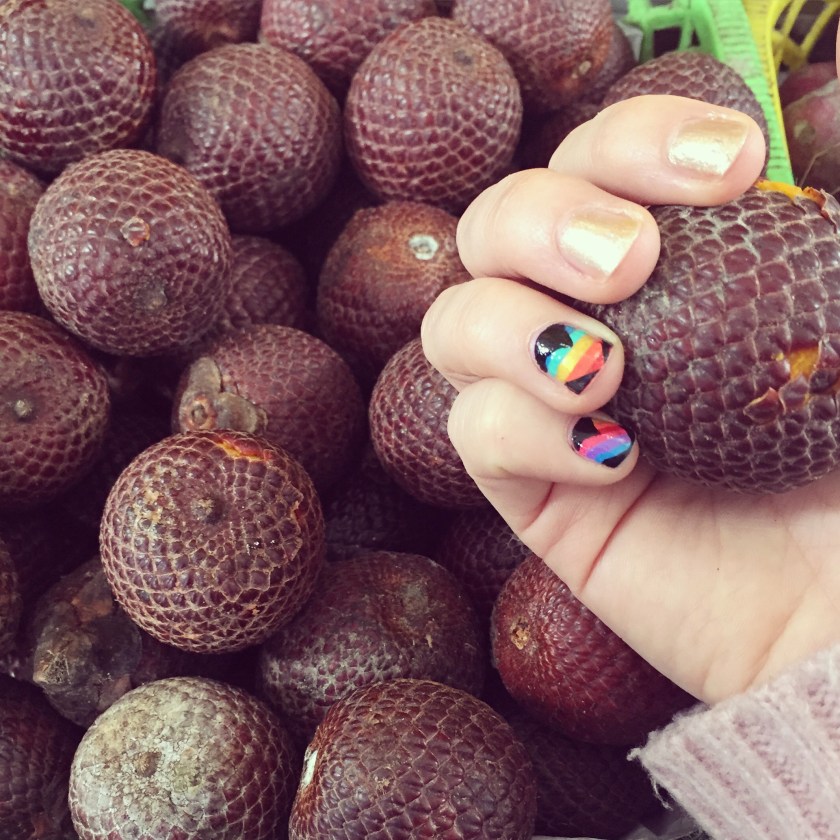 El aguaje se considera una fruta mágica. Incluso hoy, en lenguaje médico, se lo describe como una "bomba de hormonas". Según cuentan en Perú, esta es la fruta que puede lograr que a un hombre comiencen a gustarles los hombres. Y que a una chica le crezcan las lolas. Está tan cargado que se lo da como medicina a las mujeres menopausicas cuando comienza el decline hormonal.