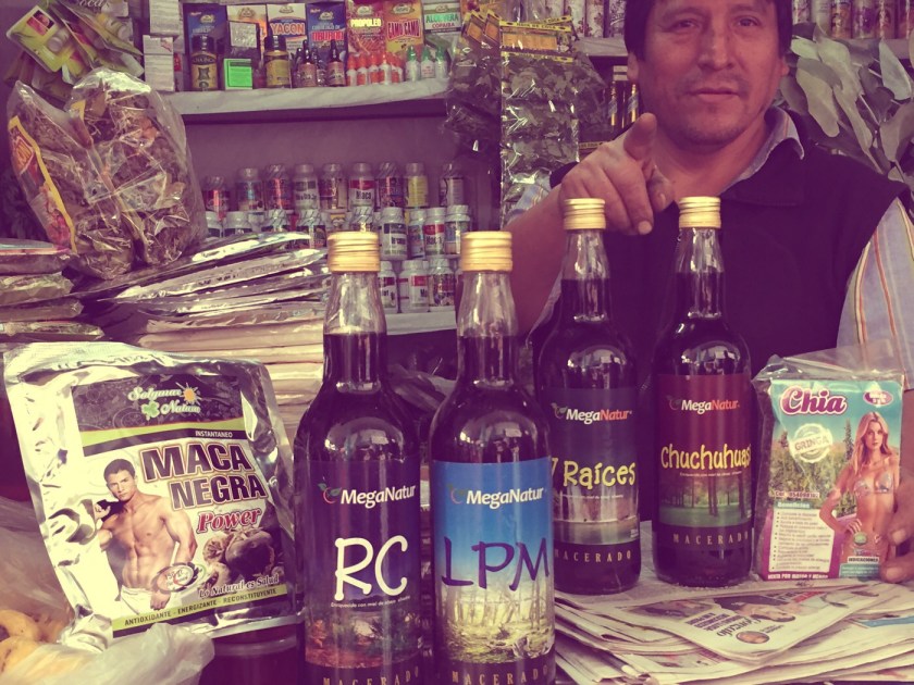 Los fines de semana y especialmente los feriados, este puesto explota. Venden los afrodisíacos más violentos: RC = Rompe Calzón y LPM = Levanta Pájaro Muerto, entre otros.