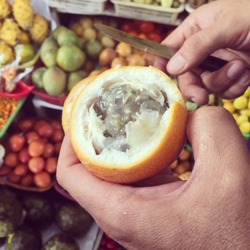La granadilla se considera una "tercera teta" de madre. Es lo que le dan de comer a los bebes cuando la leche se acaba o cuando llega la hora del desprendimiento.